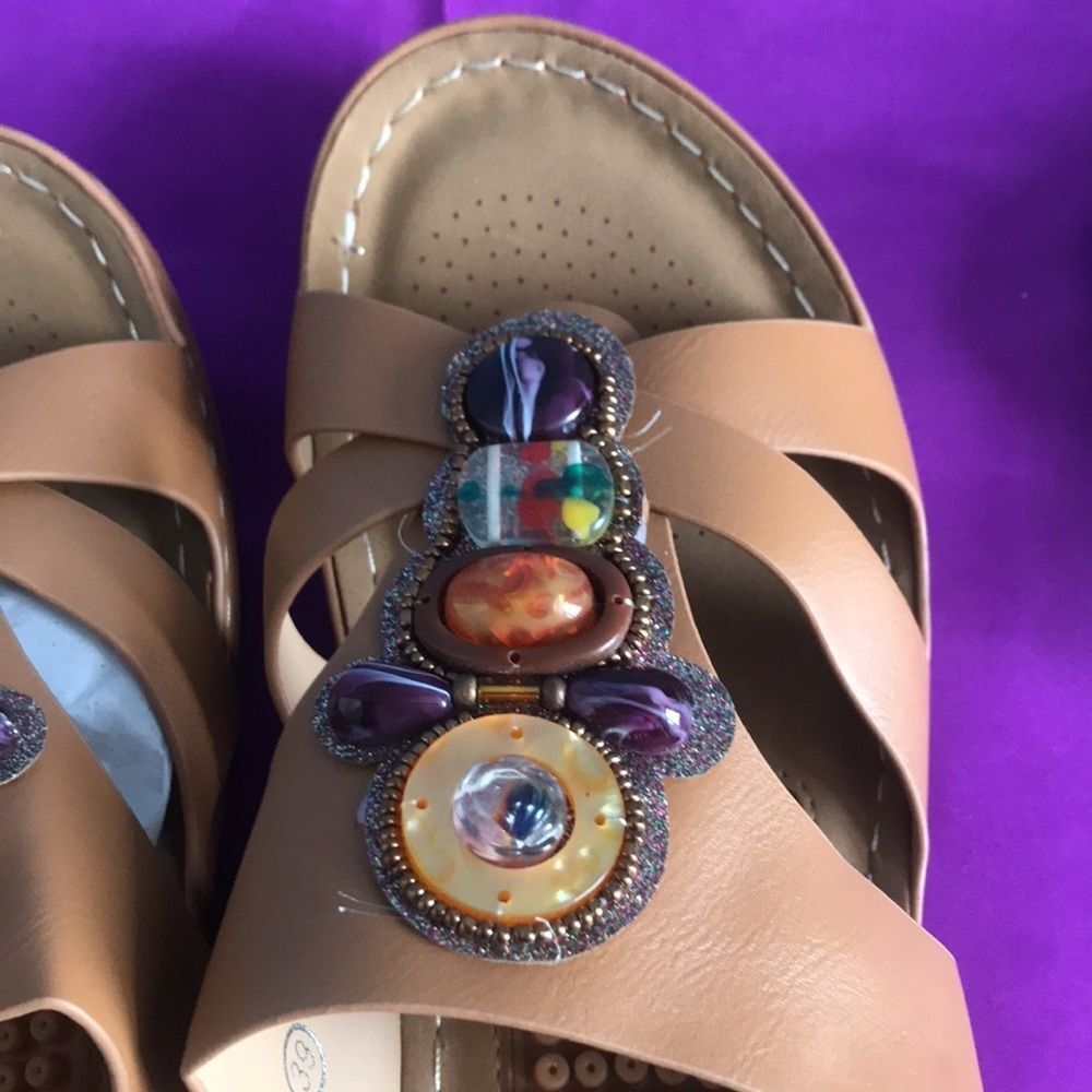 NWOT Tan jeweled slip on wedge sandals with heel massagers/cushion size 8/39 - Picture 6 of 9